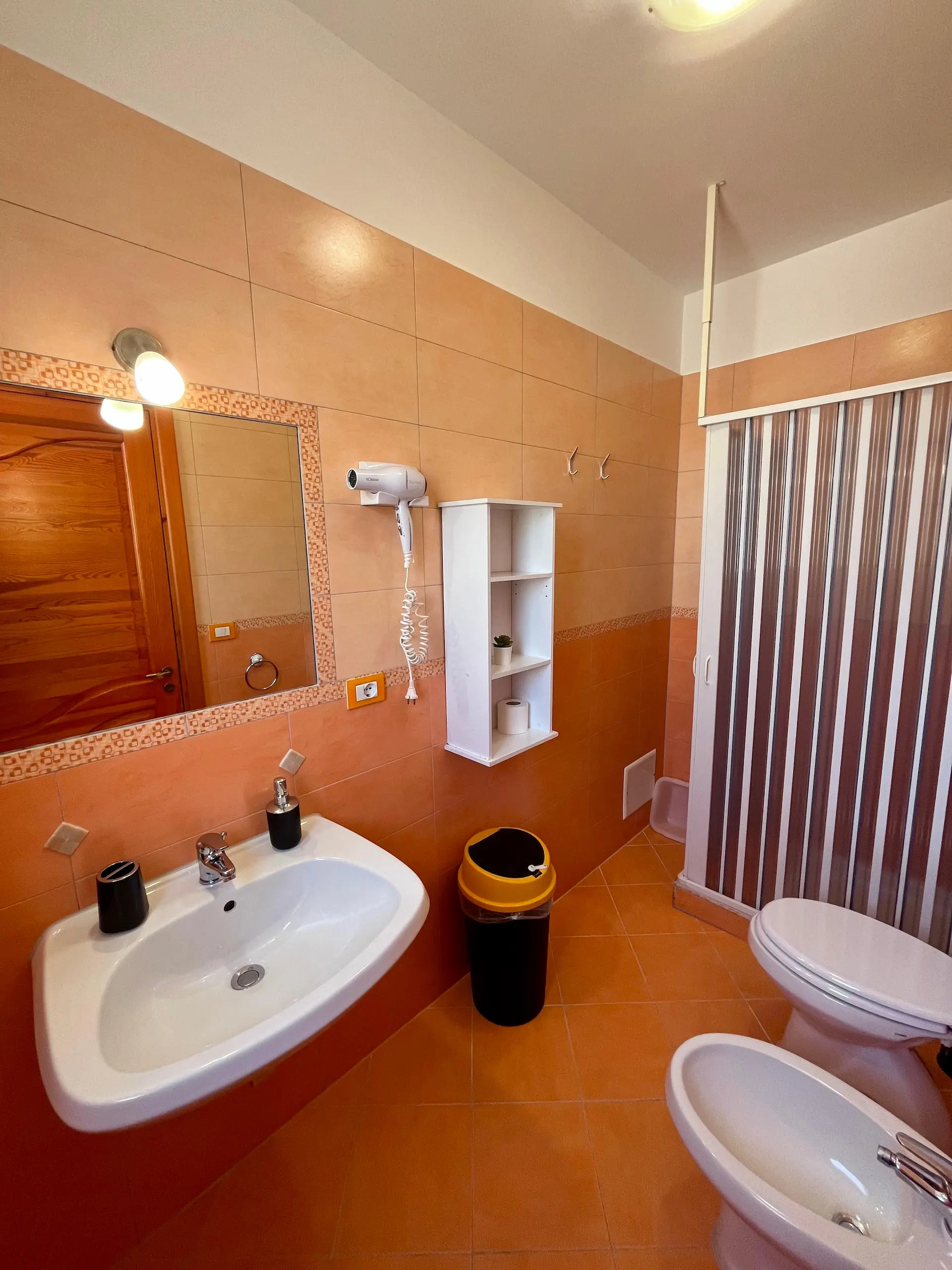 Bagno privato moderno con box doccia e piastrelle color corallo, Santa Maria di Leuca