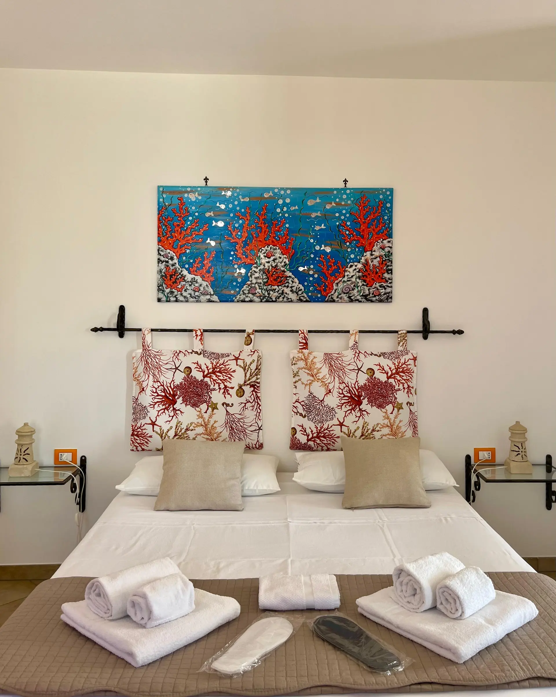 Letto matrimoniale con testiera e quadro ispirati ai coralli, con lenzuola e asciugamani - B&B Mareincantato, Santa Maria di Leuca