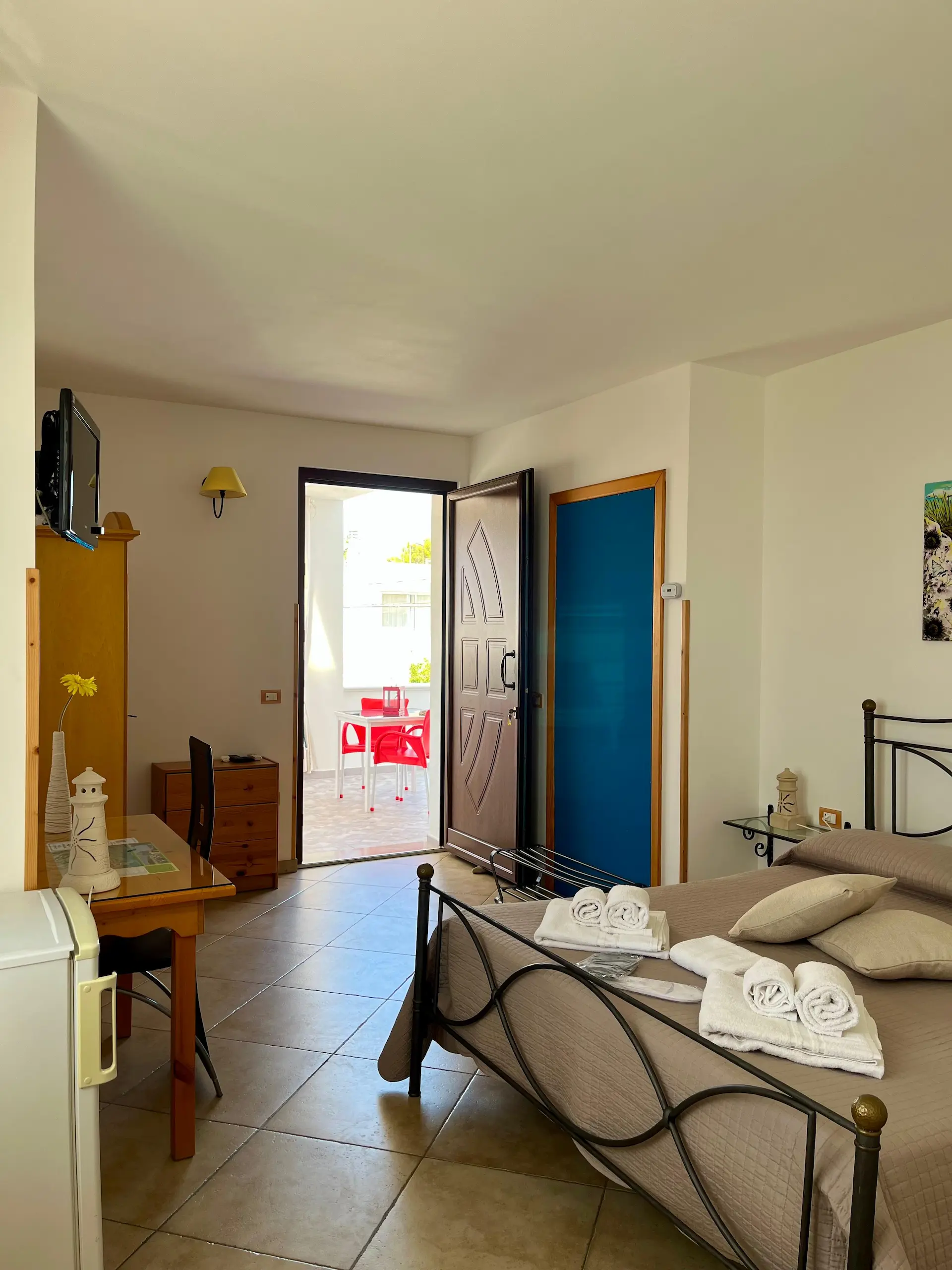 Panoramica Stanza Riccio, con arredi gialli, letto matrimoniale e veranda - B&B Mareincantato, Salento