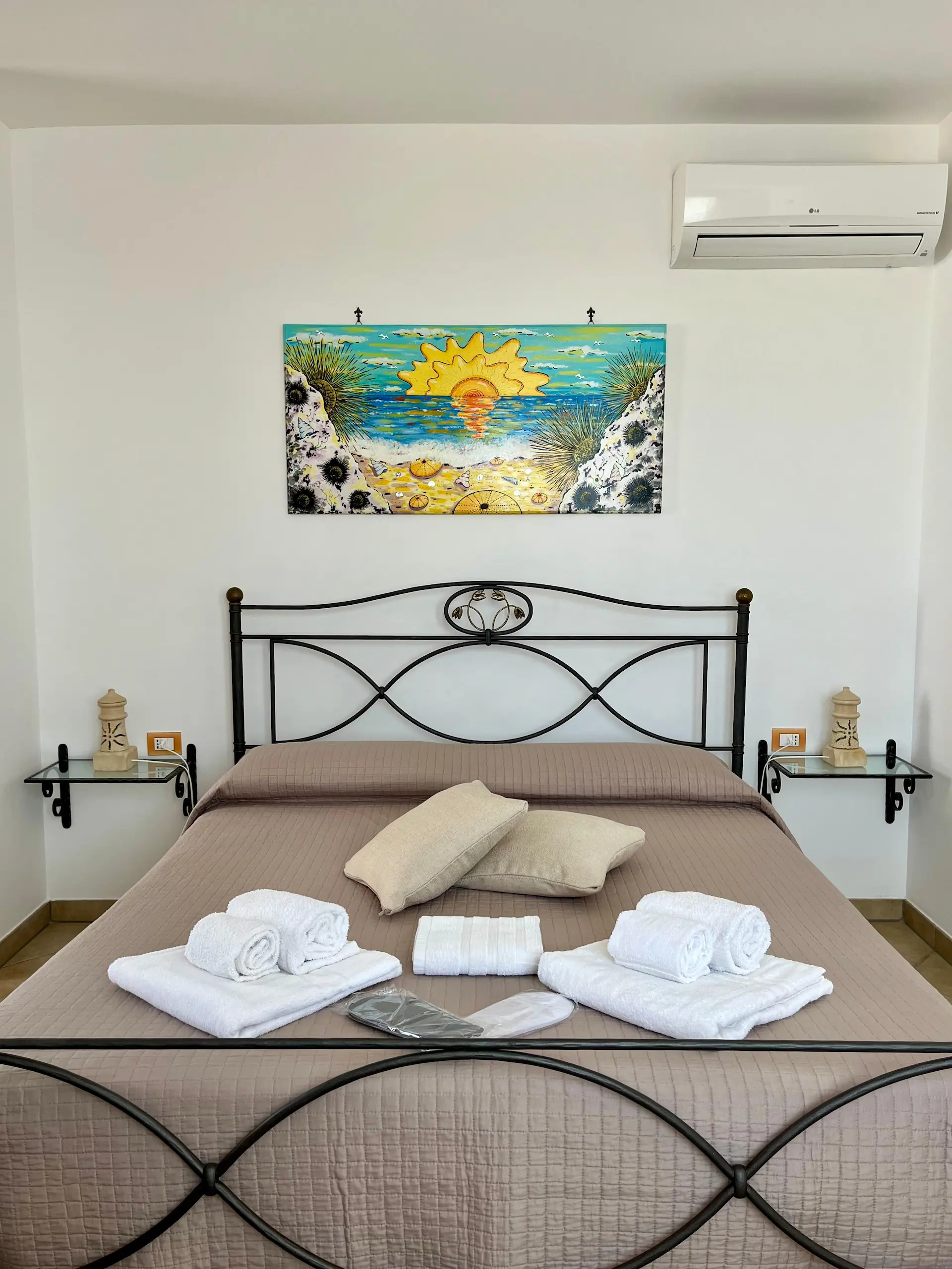 Letto matrimoniale in ferro battuto, quadro a tema marino a Leuca